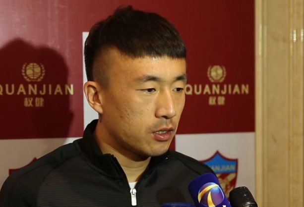 叶长敏顿时被抽的七荤八素，怒不可遏的骂道：你……你敢打我。